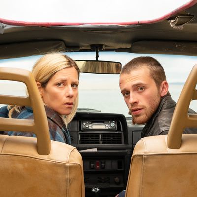 L'actrice Marina Foïs et l'acteur Benjamin Voisin dans "Roue libre" film de Didier Barcelo