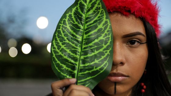 Le mannequin indigène Amirla Oliveira, de la tribu Kulina, pose lors d'un événement de mode à Manaus, en Amazonie, le 9 avril 2022 ©AFP - Michael Dantas / AFP