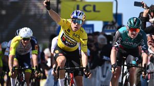 Crit�rium du Dauphin� 2022 : le maillot jaune Wout Van Aert gagne la 5e �tape � Chaintr�