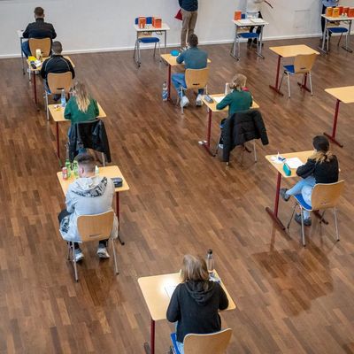 <pre class="tw-data-text tw-text-large tw-ta" data-placeholder="Traduction" dir="ltr">Les élèves d'une école secondaire s'assoient à leur place avant le début de leur examen écrit en histoire,</pre>
<pre class="tw-data-text tw-text-large tw-ta" data-placeholder="Traduction" id="tw-target-text" dir="ltr">21 avril 2022, Basse-Saxe, Delmenhorst. </pre>
