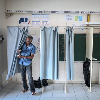 Un électeur lors du second tour des législatives à Fort-de-France (Martinique), le 18 juin 2022.