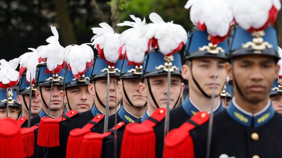 Les étudiants de l'académie militaire Saint-Cyr Coetquidan se préparent avant les cérémonies à l'Arc de Triomphe à Paris le 8 mai 2022. ©AFP - Ludovic MARIN / PISCINE /