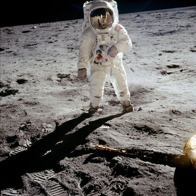 Portrait de l'astronaute Edwin Aldrin sur la lune, le 21 juillet 1969, par son coéquipier Neil Armstrong, dont on aperçoit le reflet sur la visière du casque
