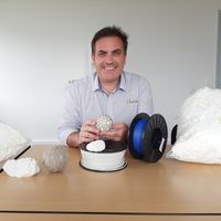 Anthony Courtois, cofondateur de Polymaris, avec quelques échantillons de Biosealite, le plastique biodégradable produit par une bactérie marine