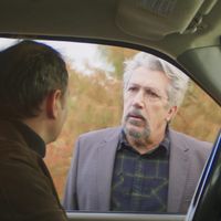 Alain Chabat et Stéphane Pézérat dans Incroyable mais vrai (2022) de Quentin Dupieux