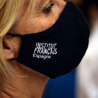 Une femme au rassemblement contre la fermeture de l'Institut Français le 7 mai 2021 à Valence, en Espagne. La fermeture de l'entité est actée le 30 juin 2021.