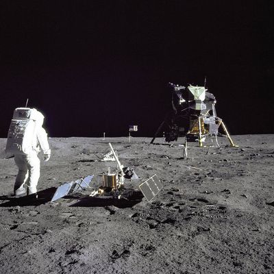 Le 20 juillet 1969, Apollo 11 a atterri sur la lune, marquant l'histoire lorsque les hommes ont posé le pied sur la Lune.