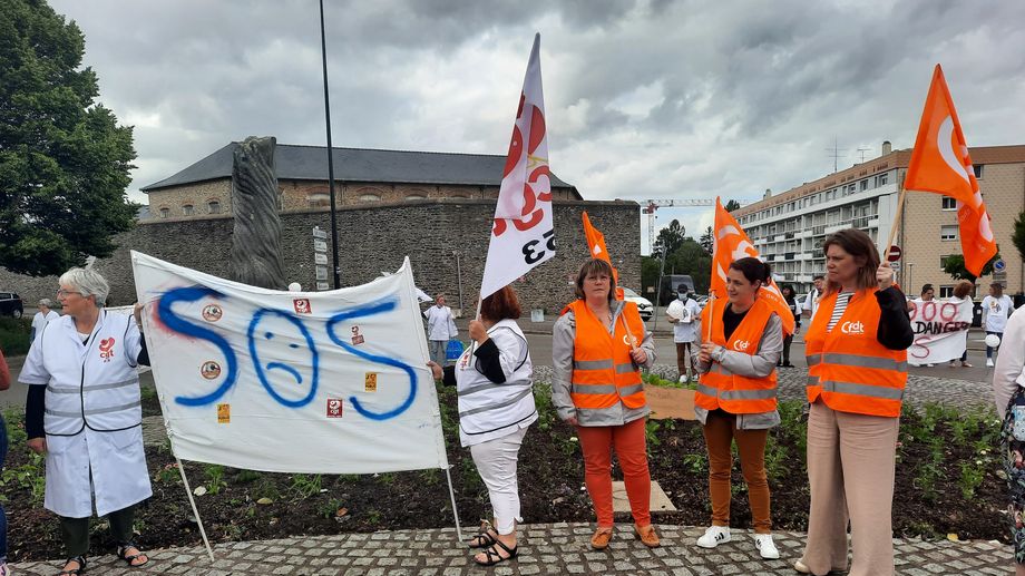 VID�O - � Laval, pr�s de 200 manifestants dans la rue pour d�fendre l'h�pital public