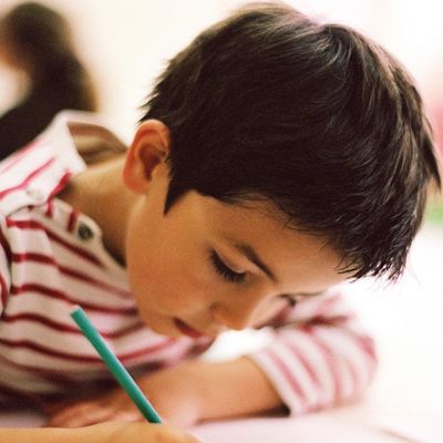 Illustration d'un enfant qui écrit.
