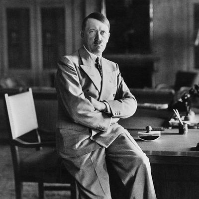 Le dirigeant nazi Adolf Hitler assis sur le bord d'un bureau dans sa résidence de Berghof, en Bavière, pendant la Seconde Guerre mondiale.