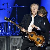 Paul McCartney avec son groupe lors d'une tournée en 2018.