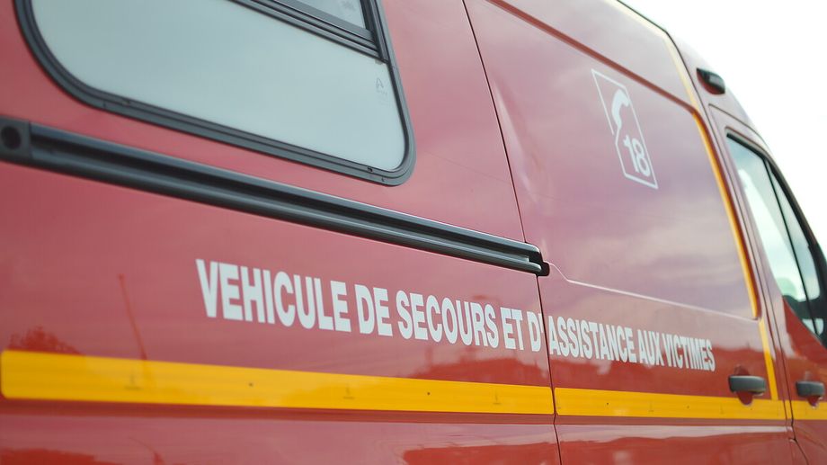 Face à une voiture, un conducteur veut éviter l'accident et percute une cycliste à Eloie