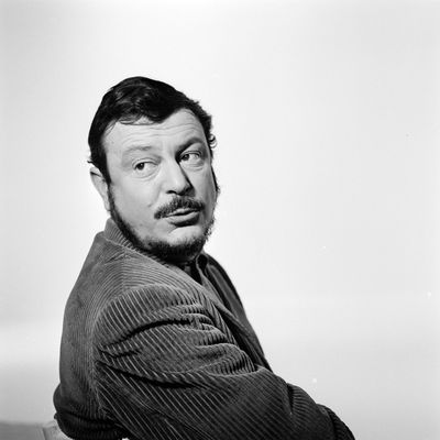 Portrait de l'auteur-compositeur-interprète Boby Lapointe en 1964