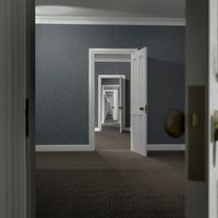 Une porte ouvre sur une porte à l'infini