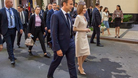 Emmanuel Macron et la Présidente moldave Maia Sandu hier dans les rues de Chisinau, la capitale de la Moldavie. ©AFP - Sputnik via AFP