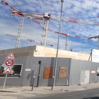 Au pied des grues, le village olympique est en cours de construction. Douze sans-papiers qui y travaillaient ont été régularisés.