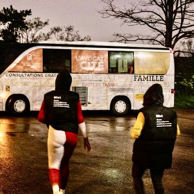 Les médiatrices de la Mist sur le terrain avec les avocats du Bus Paris Solidarité du barreau de Paris.
