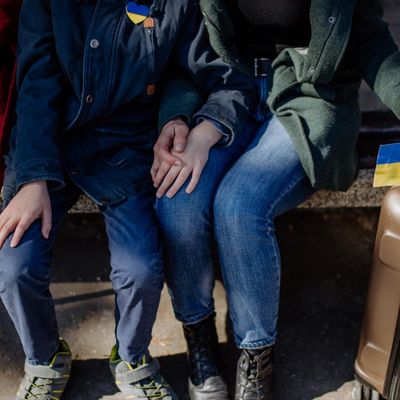 Des réfugiés ukrainiens attendent leur train dans une gare. Quels droits pour les réfugiés en France ?