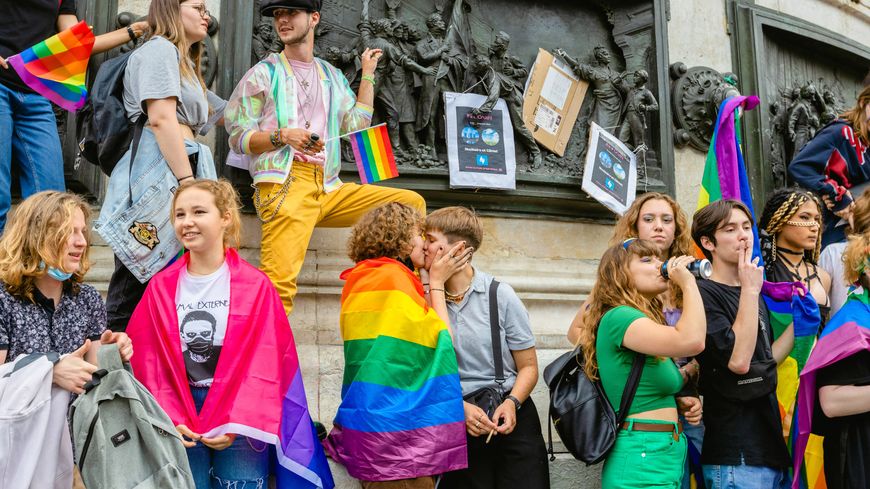 Des jeunes réunis Place de la République lors de la Marche des Fiertés à Paris le 26 juin 2021