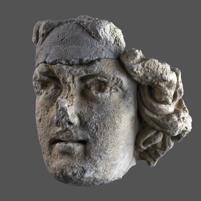 Tête de Mithra en calcaire. Troisième quart du IIe siècle. mithréum – Juliomagus, province de Gaule Lyonnaise. Centre de conservation et d’étude d'Angers