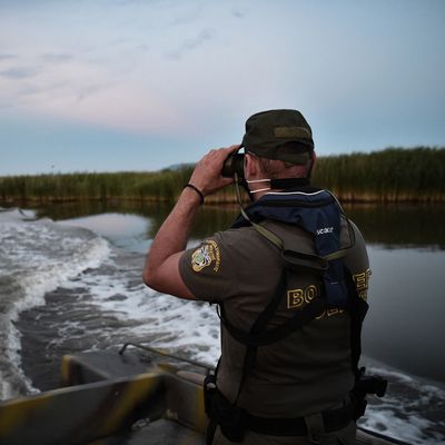 Policier grec patrouillant sur le fleuve Evros, à la frontière avec la Turquie, le 08/06/2021