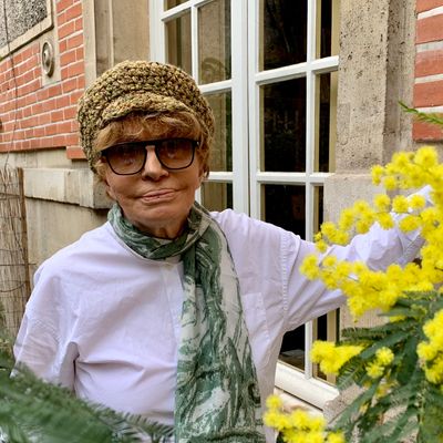Nadine Trintignant dans son jardin