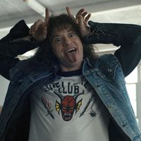 Le personnage d'Eddie, dans Strangers Things, leader du club de jeu de rôle "Hellfire's Club"... et accusé d'être membre d'une secte satanique.