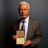 Le Prix Nobel de Littérature 2021 Abdulrazak Gurnah avec son Nobel à Londres, 6 décembre 2021