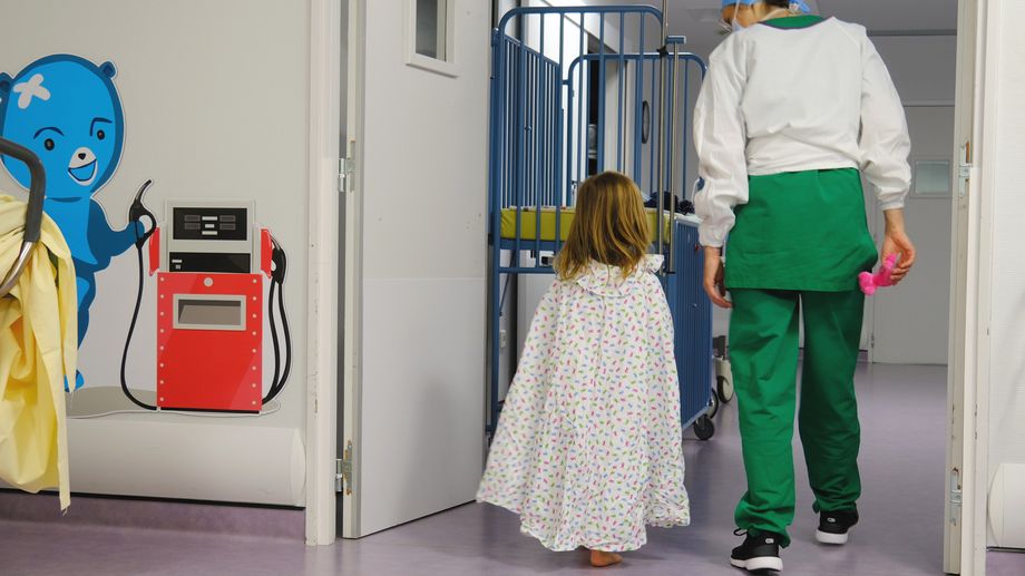 A l'h�pital de Laval, les enfants portent une cape de super-h�ros pour rejoindre le bloc op�ratoire