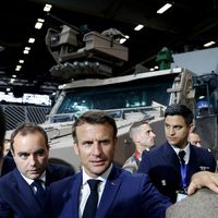Emmanuel Macron et Sébastien Lecornu au salon Eurosatory de la défense et de la sécurité terrestres et aéroterrestres, à Paris, le 13 juin 2022.