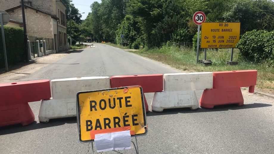 Une route et un ch�teau ferm�s en Dordogne pour le tournage du film avec Romain Duris et Ad�le Exarchopoulos