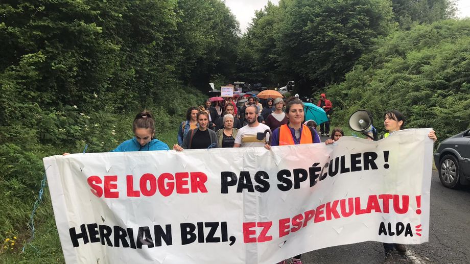 Pays basque : plus d'une centaine de personnes manifestent contre la sp�culation immobili�re � Ainhoa
