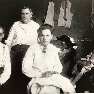 Naphtali et Zacharie Grumberg (au centre) dans un atelier de confection, avant-guerre