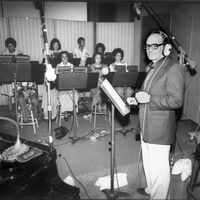 Ennio Morricone en 1977 à Los Angeles à l'enregistrement d'un choeur pour le film "L'Exorciste II"