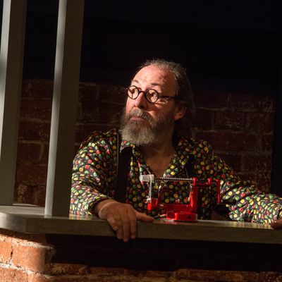 Le comédien Hervé Pierre en 2019 dans "La conférence des objets" au studio-théâtre à Paris