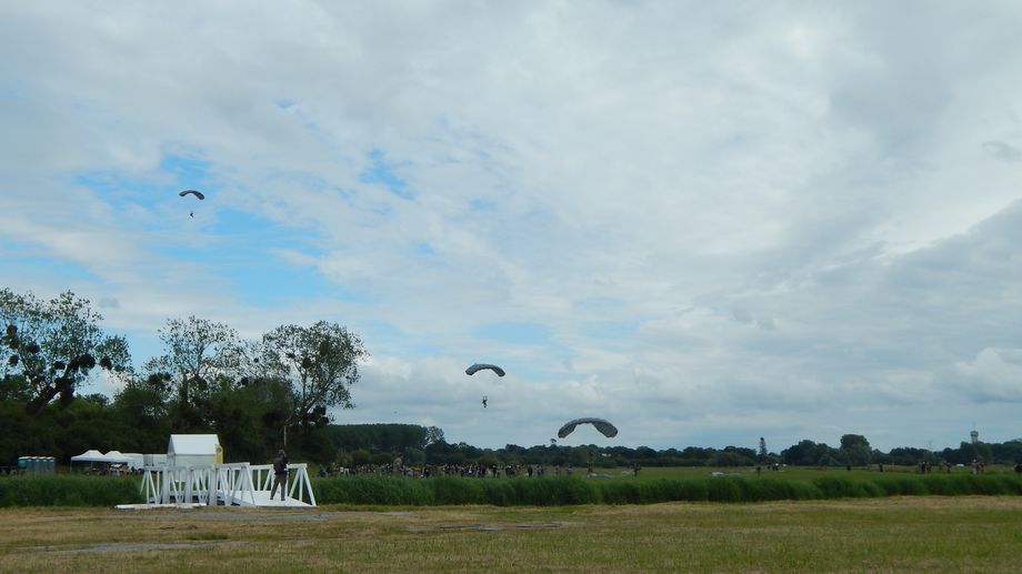 78e anniversaire du D-Day : les parachutistes de nouveau dans le ciel de la Fière, malgré la météo