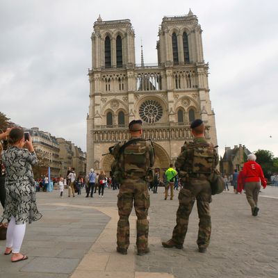 18/09/2016, patrouilles de sécurité après la découverte de bombonnes de gaz dans une voiture garée non loin de Notre Dame de Paris