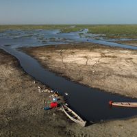 Des bateaux reposent sur le lit de séchage d'une section des marais méridionaux de Chibayish, dans la province de Dhi Qar, le 28 juin 2022.