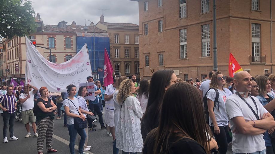 250 personnes manifestent � Toulouse pour d�noncer les conditions de travail � l?h�pital 