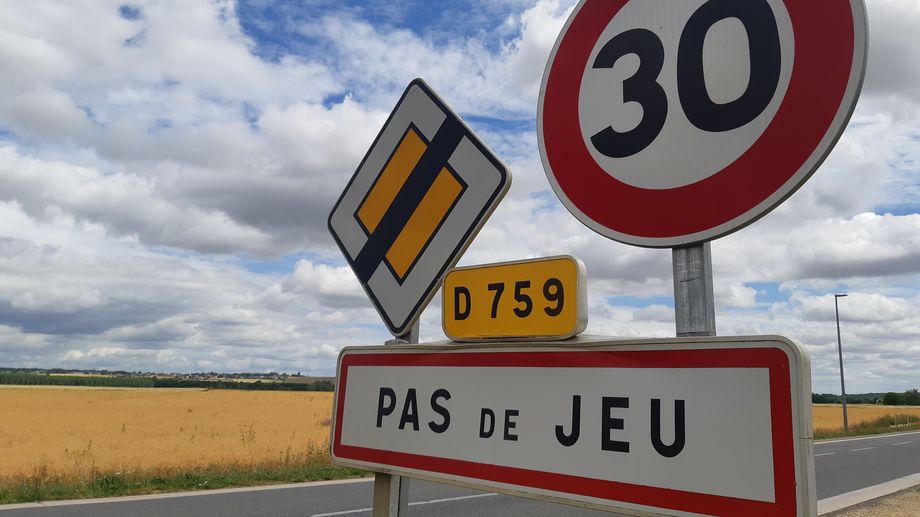 Dans les Deux-S�vres, Pas-de-Jeu dit stop aux poids lourds