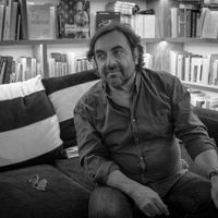 André Manoukian dans sa bibliothèque - Paris, 2022