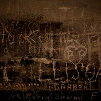 Inscriptions sur un mur de pierre