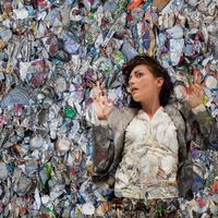 Femme sur un tas de déchets compactés