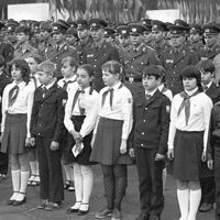 Enfants, membres des Jeunes Pionniers et de l'organisation Komsomol lors de la célébration de la capitulation de l'Allemagne nazie devant l'Union soviétique.