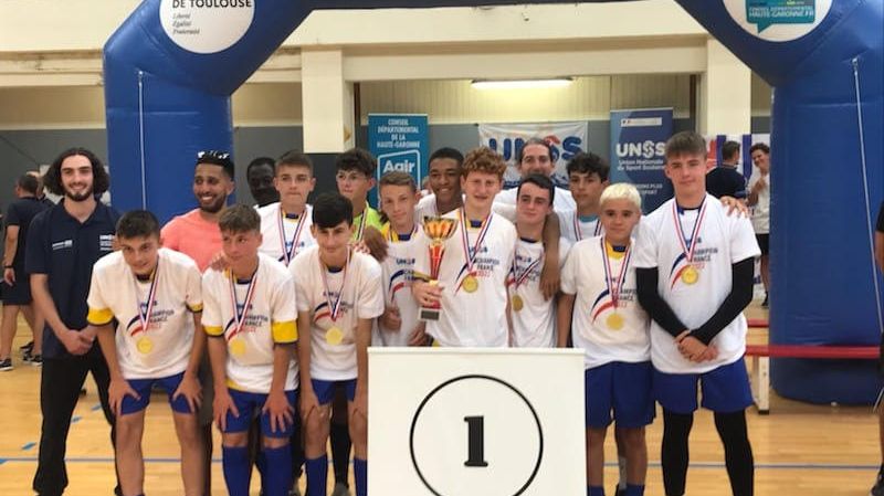 Des coll�giens du Gour de l'Arche � P�rigueux sacr�s champions de France de futsal