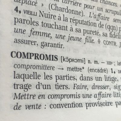 Définition du terme "Compromis" dans le dictionnaire Le Robert.