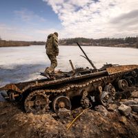 Un soldat ukrainien sur un char de l'armée russe, à Trostyanet, le 29 mars 2022.