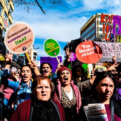 Des manifestantes féministes participent à une manifestation à l'occasion de la Journée internationale de la femme à Ankara, en Turquie
