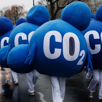 Des militants écologistes déguisés en molécules de CO2 organisent une manifestation à Berlin le 12 décembre 2009