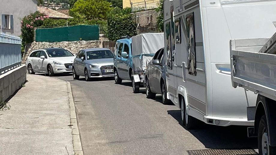 Environ 150 caravanes de gens du voyage ont bloqu� plusieurs heures une route d�partementale dans le Var 